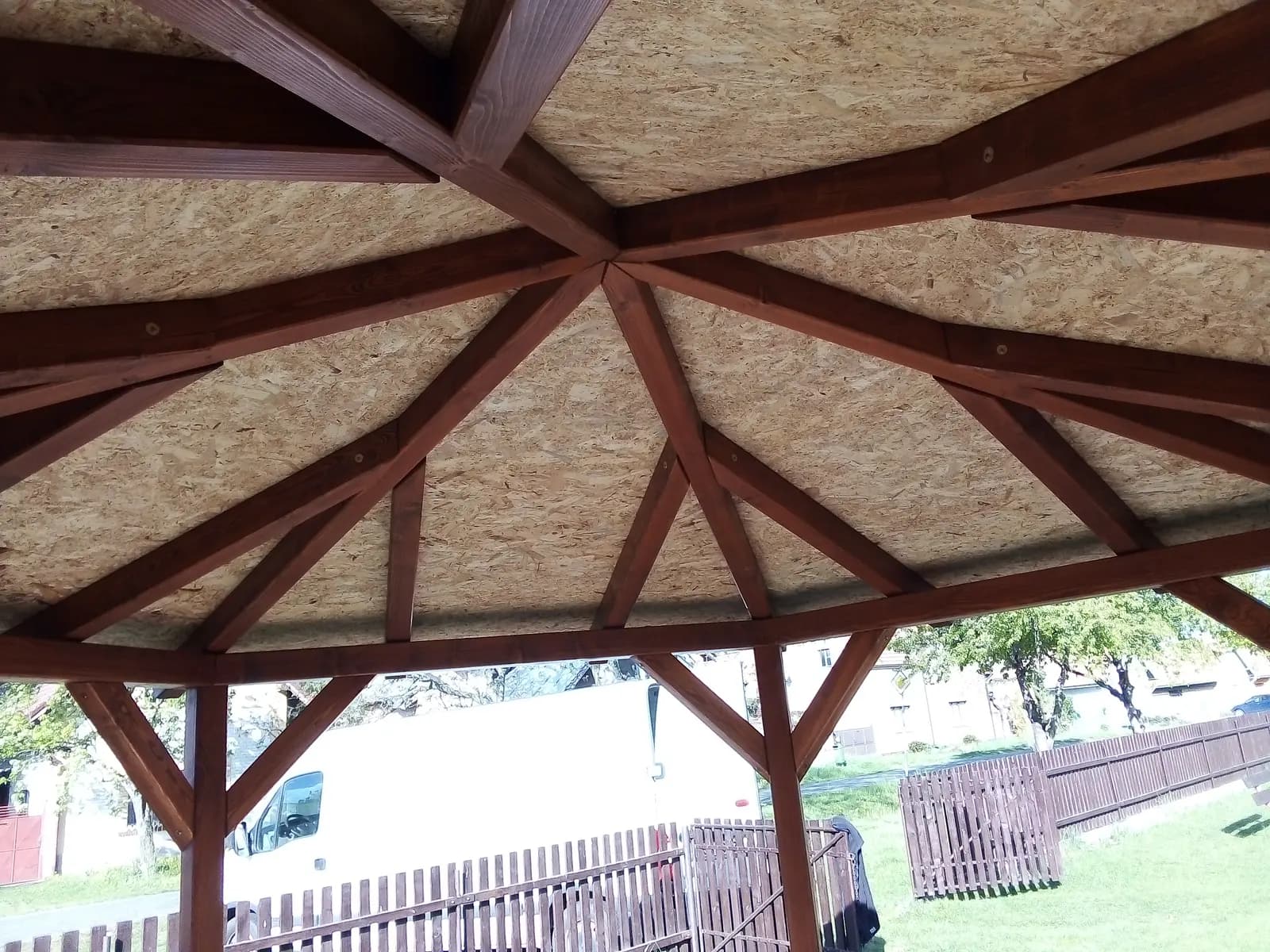 Pohled zespodu na krov dřevěného altánu s OSB deskami